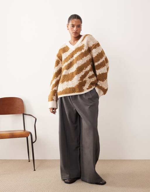ARRANGE Curve – Oversize-Strickpullover mit V-Ausschnitt, geschwungenem Saum und Tiger-Intarsienmuster in Toffeebraun und Creme, 2 von 4
