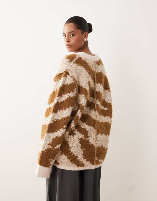 ARRANGE Curve – Oversize-Strickpullover mit V-Ausschnitt, geschwungenem Saum und Tiger-Intarsienmuster in Toffeebraun und Creme, 3 von 4