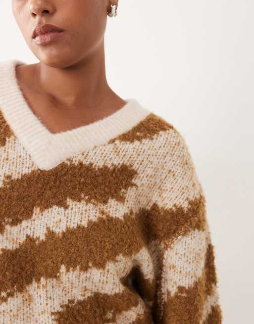 ARRANGE Curve – Oversize-Strickpullover mit V-Ausschnitt, geschwungenem Saum und Tiger-Intarsienmuster in Toffeebraun und Creme, 4 von 4