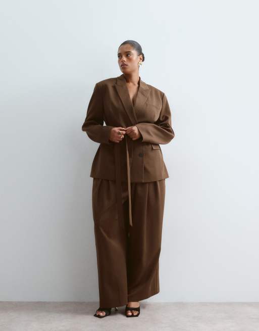 ARRANGE Curve - Ensemble blazer à taille ceinturée et revers amovibles avec pantalon ample à taille plissée - Chocolat, 3 de 3