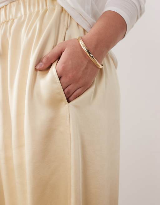 ARRANGE Curve - Pantaloni a fondo ampio in raso color crema, 4 di 5