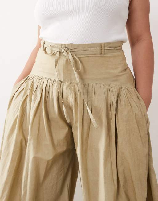 ARRANGE Curve - Pantaloni multitasche a pieghe con gamba a palloncino color pietra, 3 di 5
