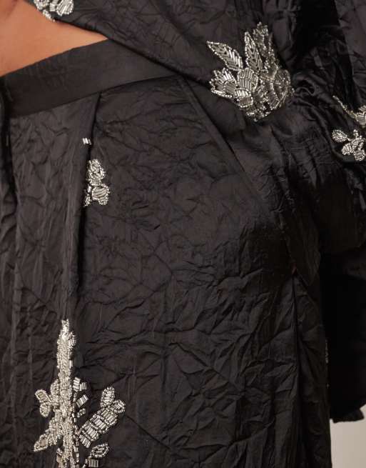 ARRANGE Curve - Pantaloni neri in raso stropicciato decorati a fiori in coordinato, 5 di 5