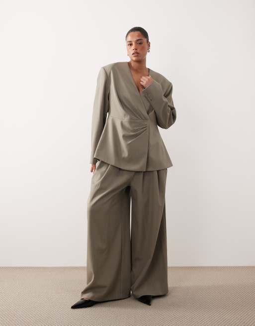 ARRANGE Curve - Completo grigio con blazer avvolgente senza colletto a pieghe, pantaloni sartoriali drappeggiati a fondo ampio e gonna lunga, 2 di 4