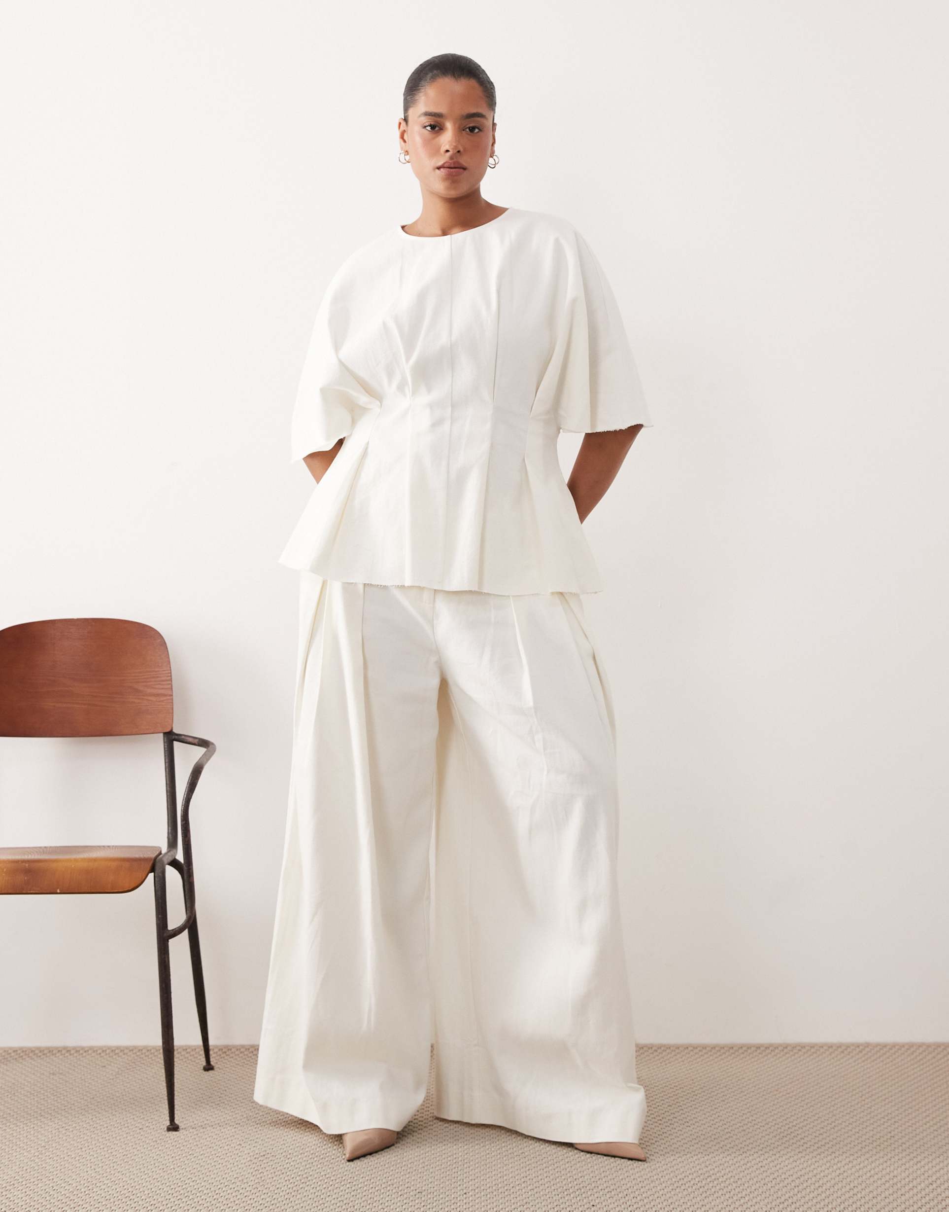 arrange curve pleated pants in white - part of a set