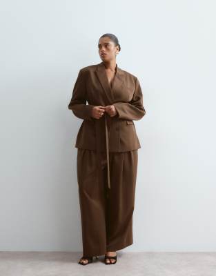 Curve pleated waist wide leg pants in chocolate