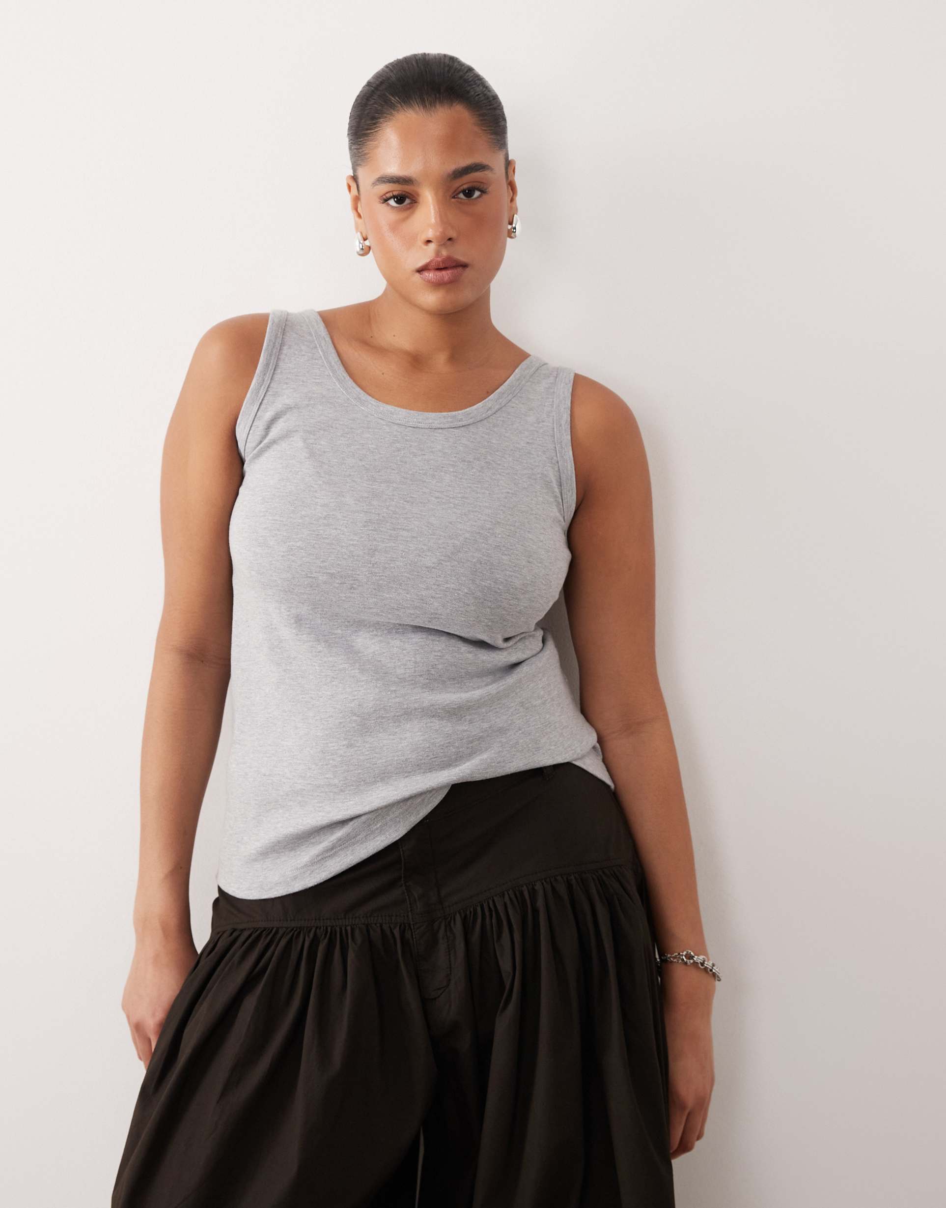 arrange curve premium tank top in gray heather