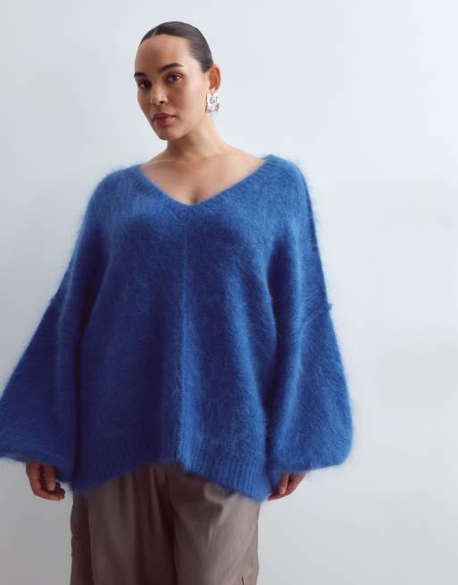 ARRANGE Curve pull oversize premium riche en mohair à col V bleu cobalt, 4 de 4
