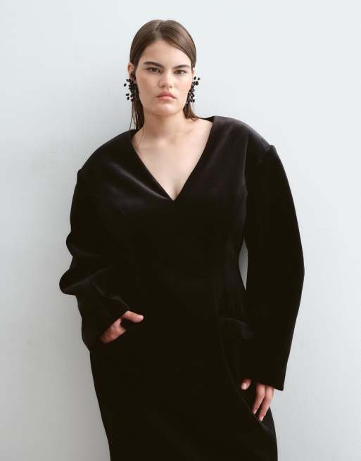 ARRANGE Curve robe longue en velours à manches ovoïdes et col V noire, 2 de 5