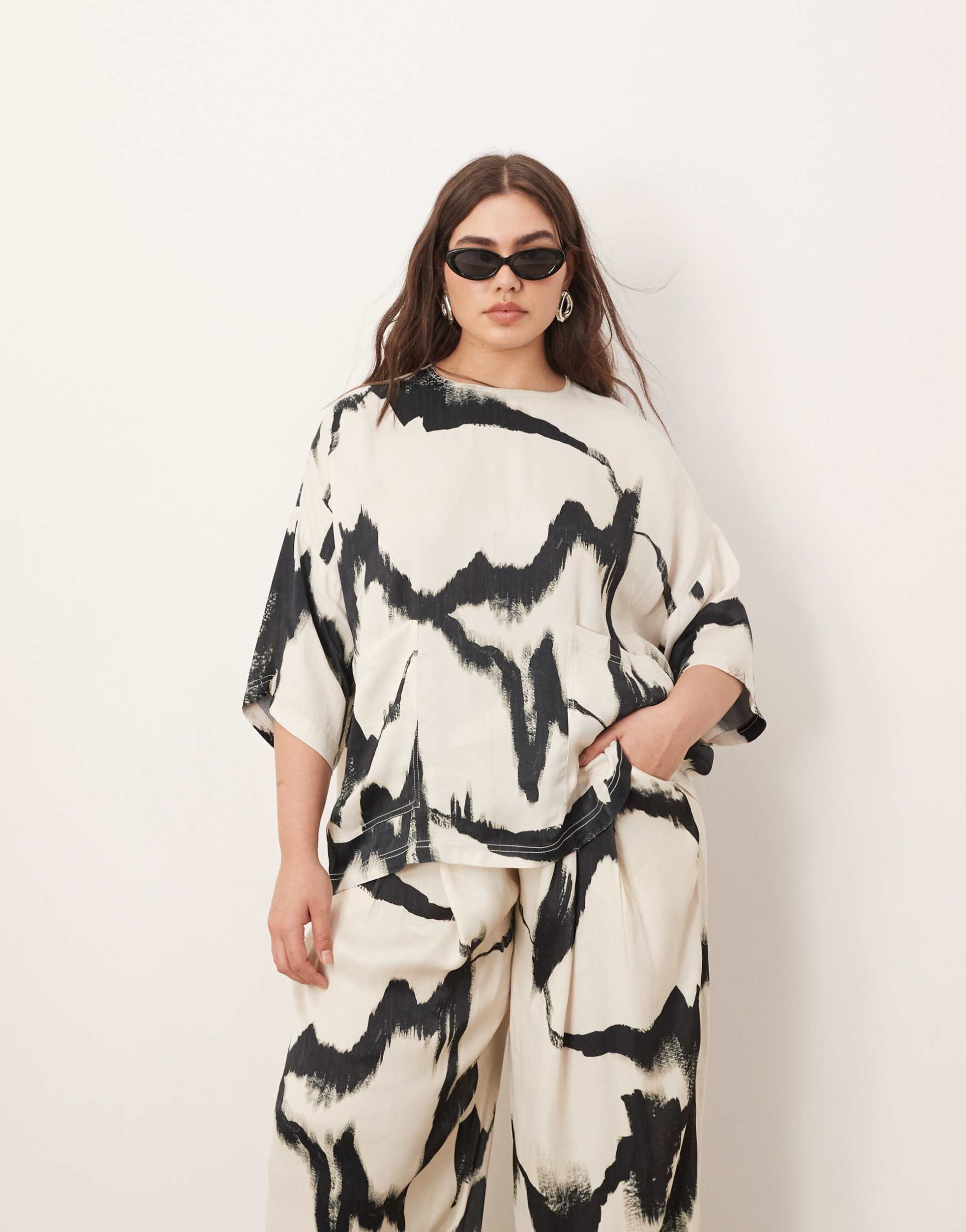 arrange curve satin oversized t-shirt in mono abstract print - part of a set