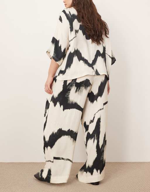 ARRANGE Curve satin straight leg trouser co-ord in mono abstract print, 4 of 5