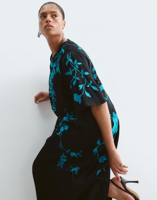 ARRANGE Curve satin T-shirt-maxikjole med broderet hængende blåregn i sort, 2 af 5