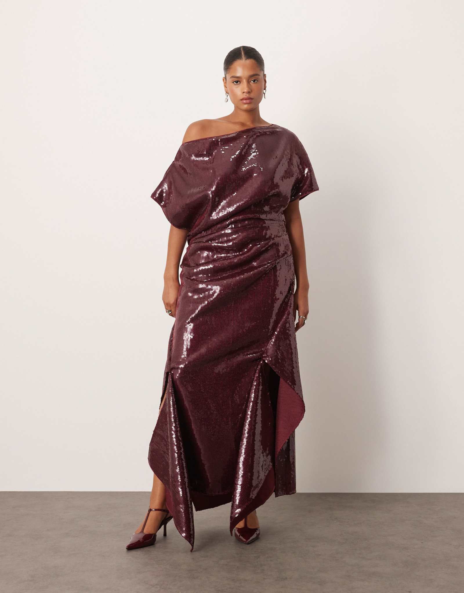 Округлый лиф, драпированный блестками, подол миди-платья с квадратным вырезом красного цвета