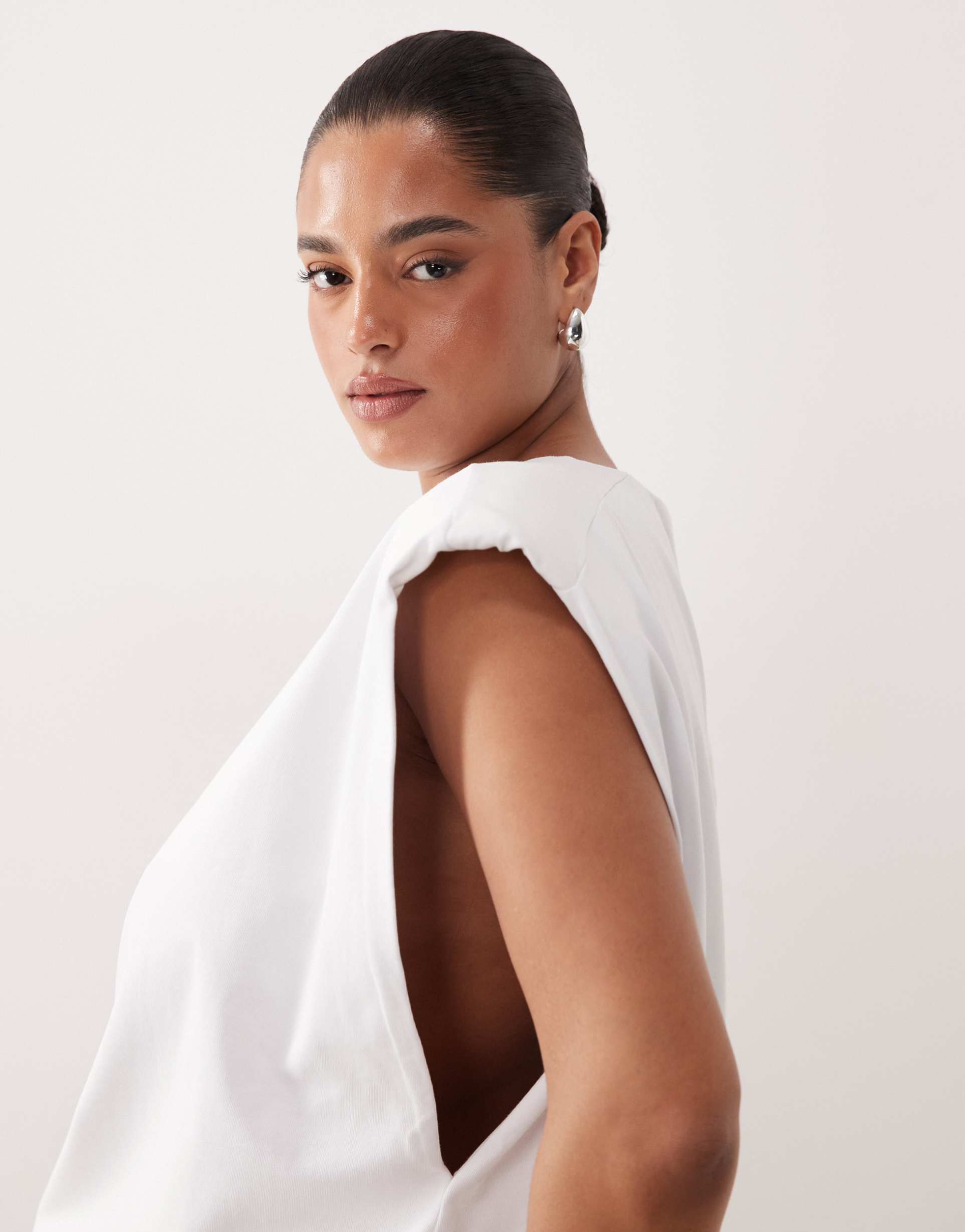 arrange curve shoulder pad side split oversized sleeveless tee in white