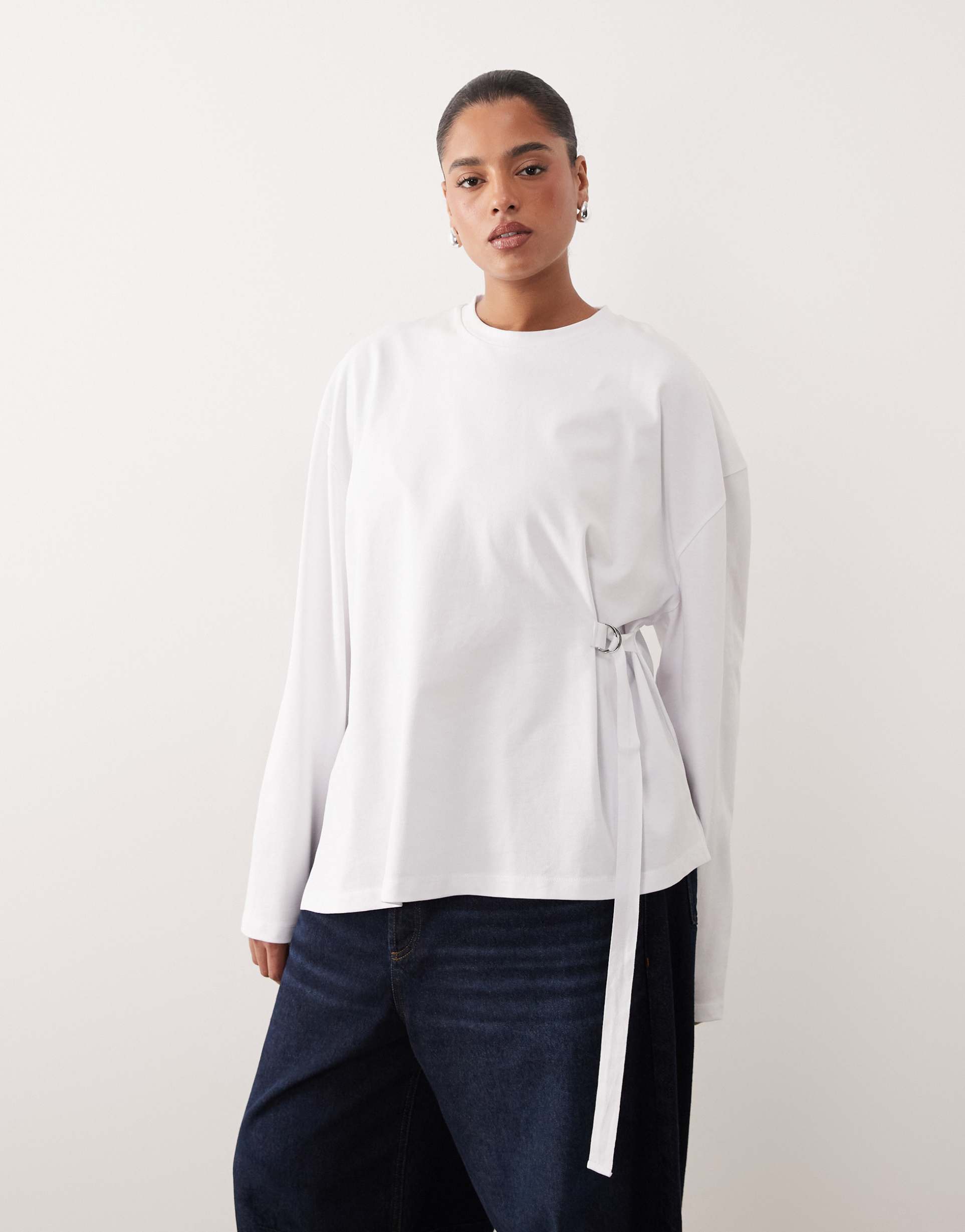 arrange curve side buckle long sleeve tee in white