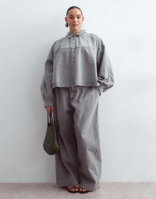 ARRANGE Curve - sobrecamisa vaquera extragrande en lavado gris, conjunto, 2 de 4