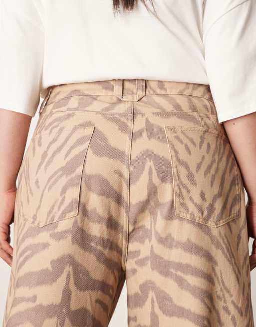 ARRANGE Curve Sydney denim barrel leg jeans in natural tiger print, 4 of 5