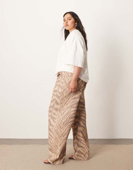 ARRANGE – Curve - Sydney – Tigermönstrade jeans med barrel-ben, 3 av 5