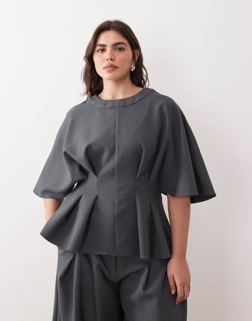 ARRANGE Curve - Coordinato antracite con top a maniche corte con vita a pieghe e pantaloni sartoriali a fondo ampio, 2 di 3
