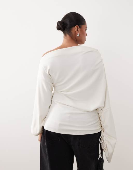 ARRANGE Curve - Top in jersey bianco con fondo arricciato, spalla scoperta e maniche ampie, 3 di 4
