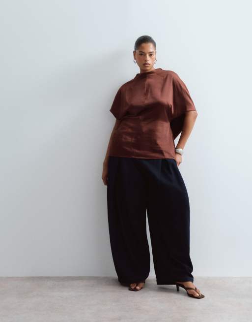 ARRANGE Curve top minimal en satin à col bénitier et dos nu, chocolat, 3 de 4