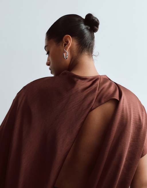 ARRANGE Curve top minimal en satin à col bénitier et dos nu, chocolat, 4 de 4