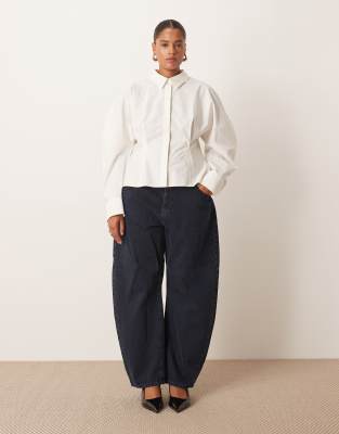 ARRANGE Curve - Tova - Schmal zulaufende Jeans in Blauschwarz mit Umschlagsaum und abgerundetem Bein