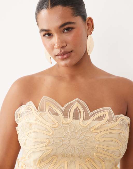 ARRANGE Curve – Trägerloses Maxikleid in Buttermilch mit plissiertem Rock und abstraktem Lochmuster, 3 von 4