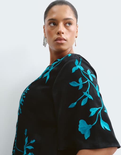 ARRANGE Curve trailing wisteria embroidered satin t-shirt maxi dress in black, 4 of 5