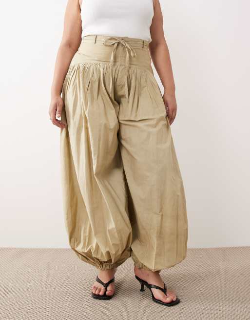 ARRANGE Curve utility pleated balloon leg trousers in stone, 2 of 5