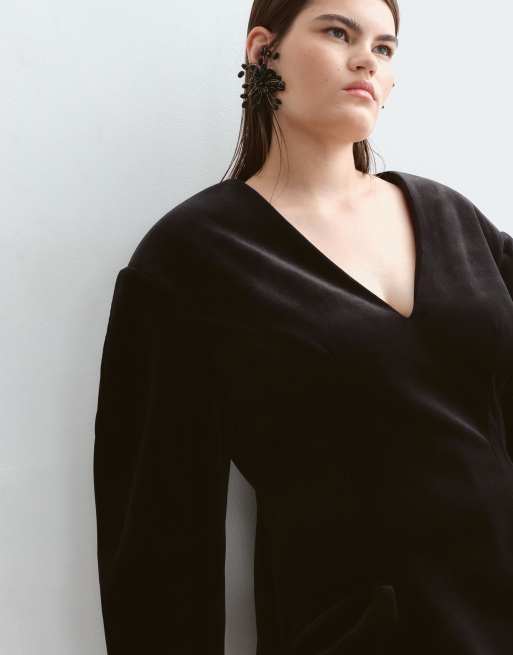 ARRANGE Curve velvet ovoid sleeve V neck maxi dress in black, 4 of 5