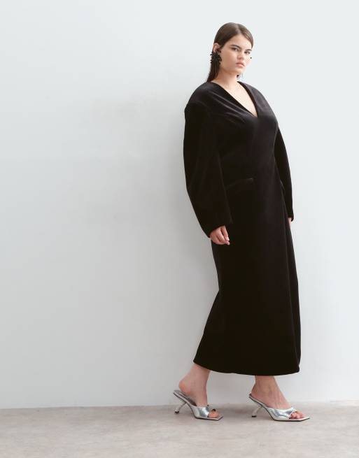 ARRANGE Curve velvet ovoid sleeve V neck maxi dress in black, 5 of 5