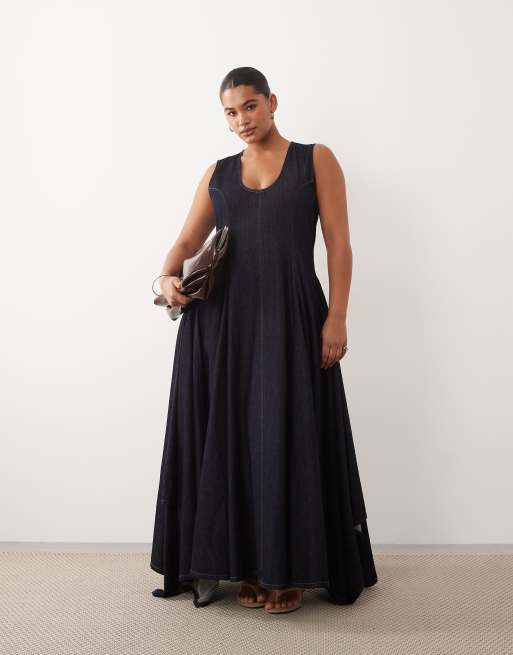 ARRANGE Curve - Vestito lungo a pieghe in denim indaco con scollo sceso e fondo a fazzoletto, 2 di 4