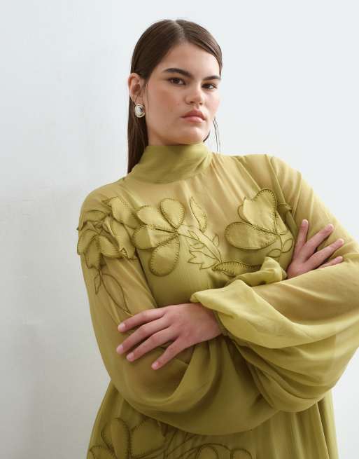 ARRANGE Curve vestito lungo a trapezio in lime con ricamo floreale, laccetti al collo e maniche a sbuffo, 2 di 5