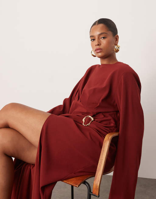 ARRANGE Curve - Vestito lungo in raso rosso a maniche lunghe drappeggiato con dettaglio in metallo dorato