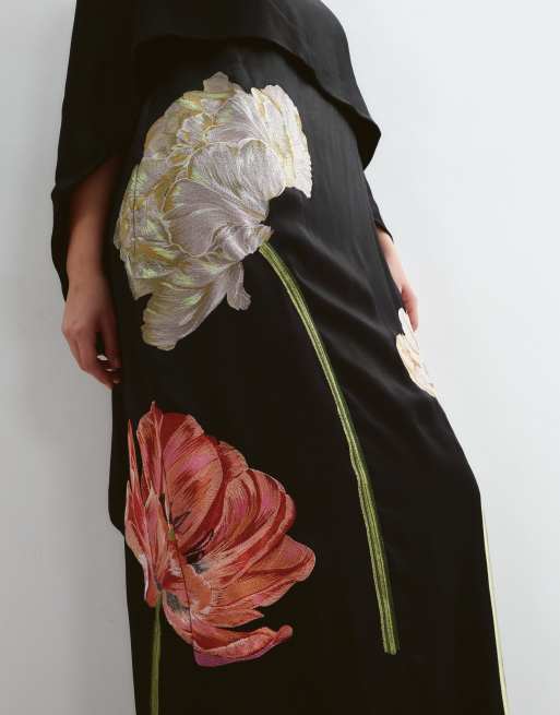 ARRANGE Curve vestito lungo nero con ricamo floreale e sovrapposizione in raso, 2 di 5