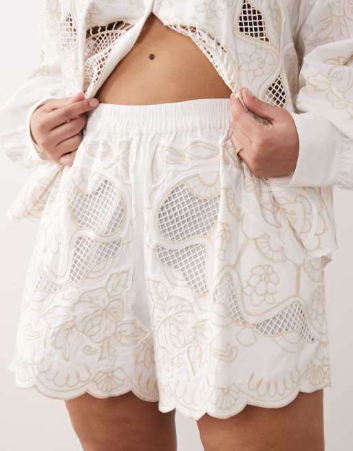 ARRANGE Curve – Vita shorts med utskurna detaljer och broderi, del av set, 3 av 5