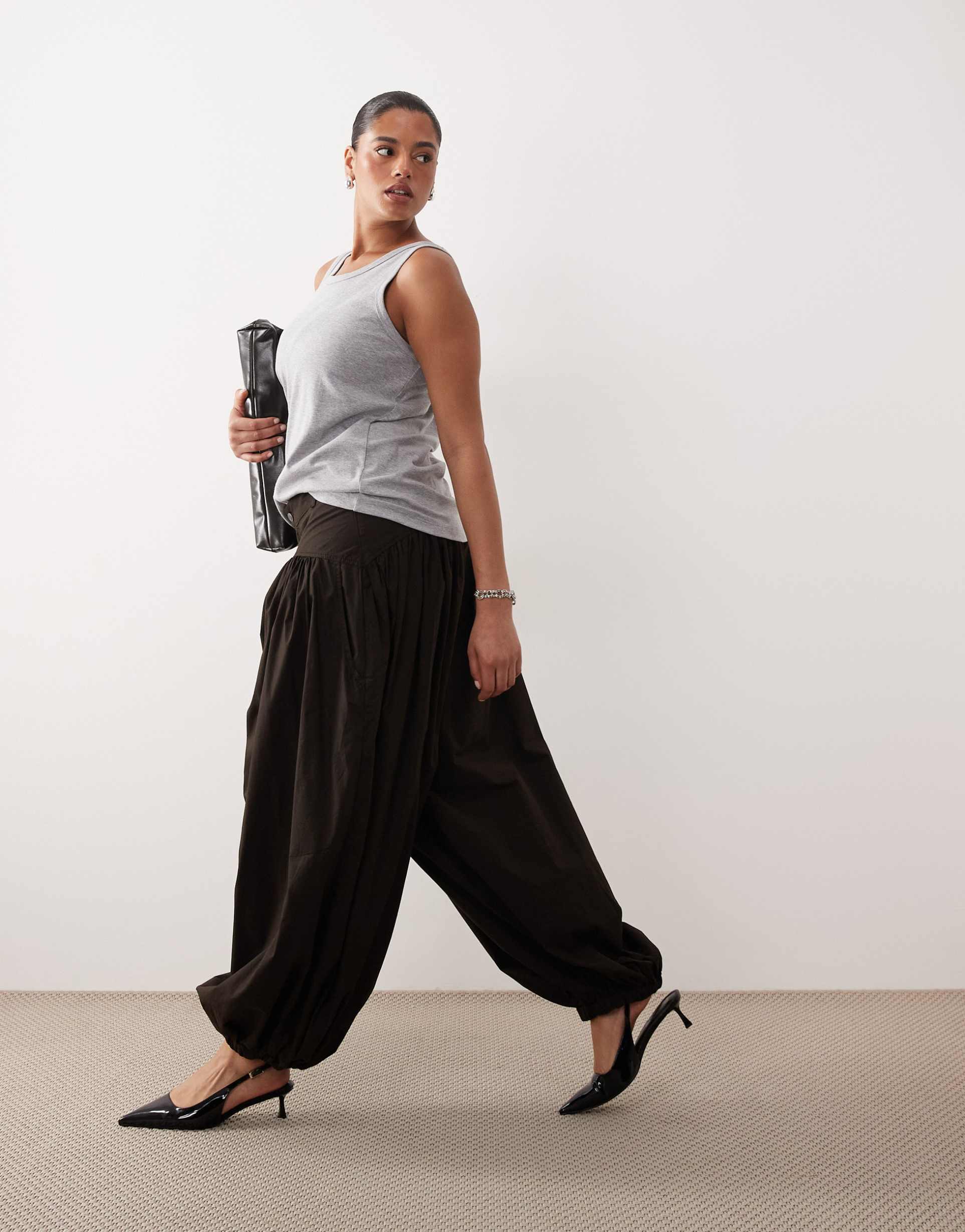 arrange curve waist seam detail balloon cuffed pants in dark chocolate