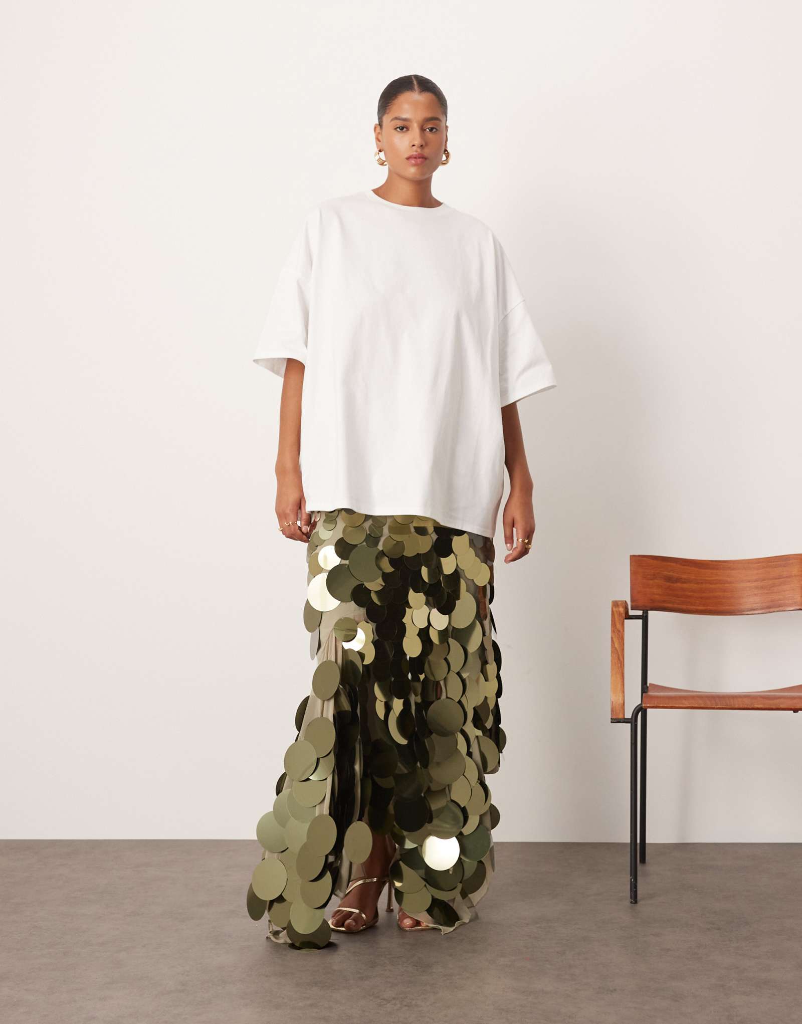 РАСПОЛОЖИТЕ кривую волнистую линейную юбку макси с украшенным квадратным подолом