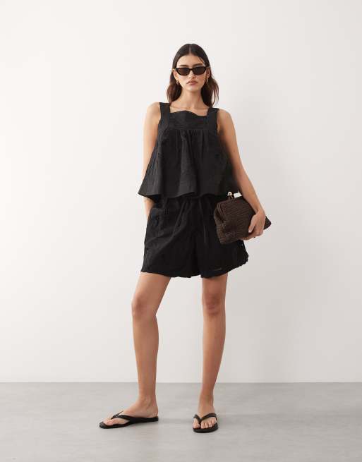ARRANGE – Czarny zestaw z haftowanym wzorem: trapezowy top i szorty, 3 z 3