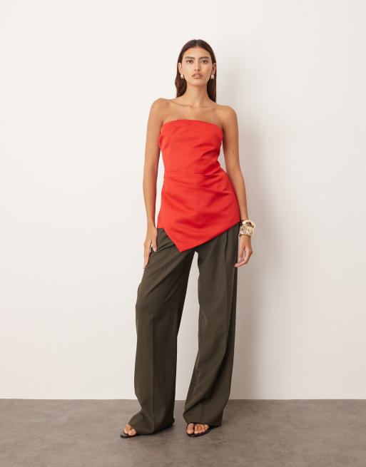 ARRANGE – Czerwony profilowany satynowy top z dekoltem bandeau, 3 z 4