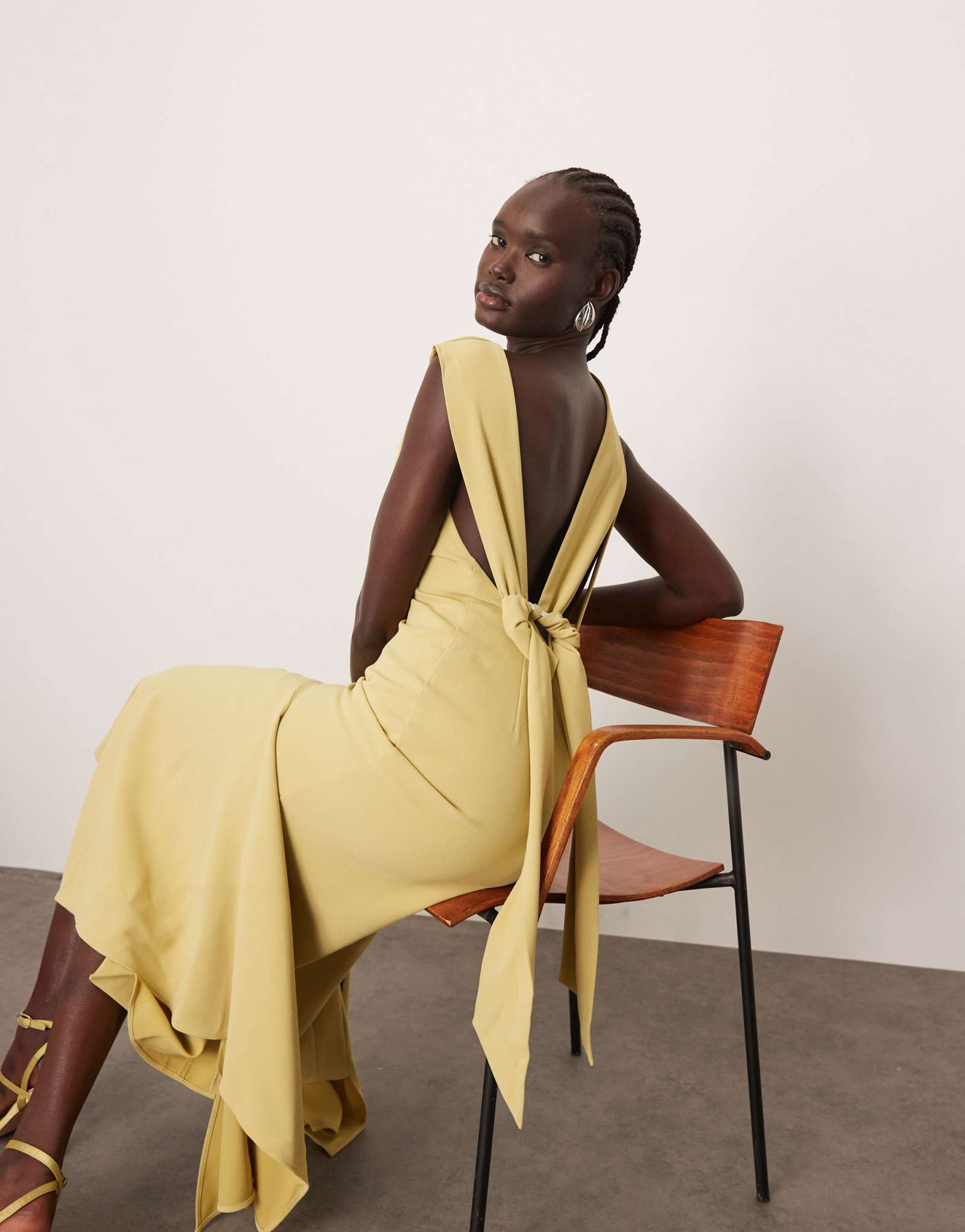 Платье миди с квадратным подолом и открытой спиной с драпировкой на вырезе и отделкой светло-оливкового цвета