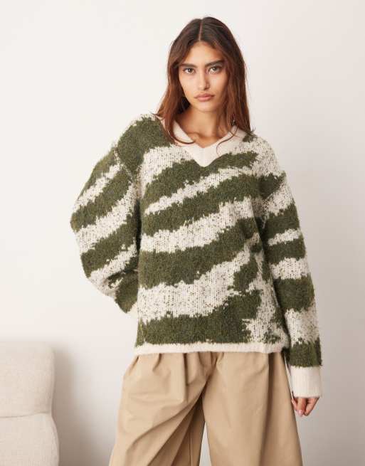 ARRANGE – Dzianinowy sweter oversize z dekoltem w kształcie litery V i zaokrąglonym dołem w zielono-kremowy tygrysi wzór