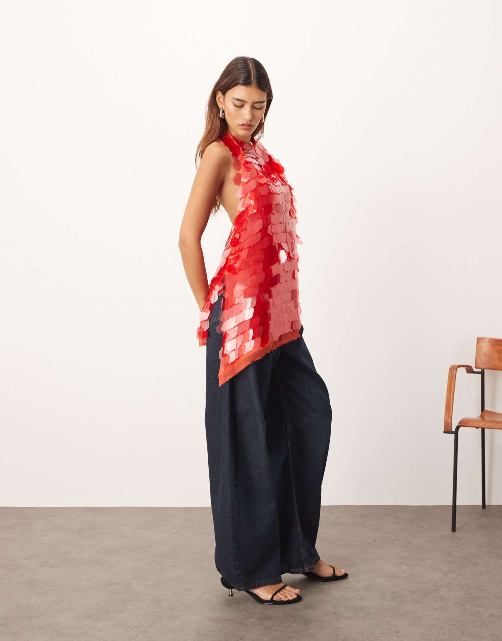 ОФОРМИТЕ украшенный осколками пайеток удлиненный топ на бретельках красного цвета