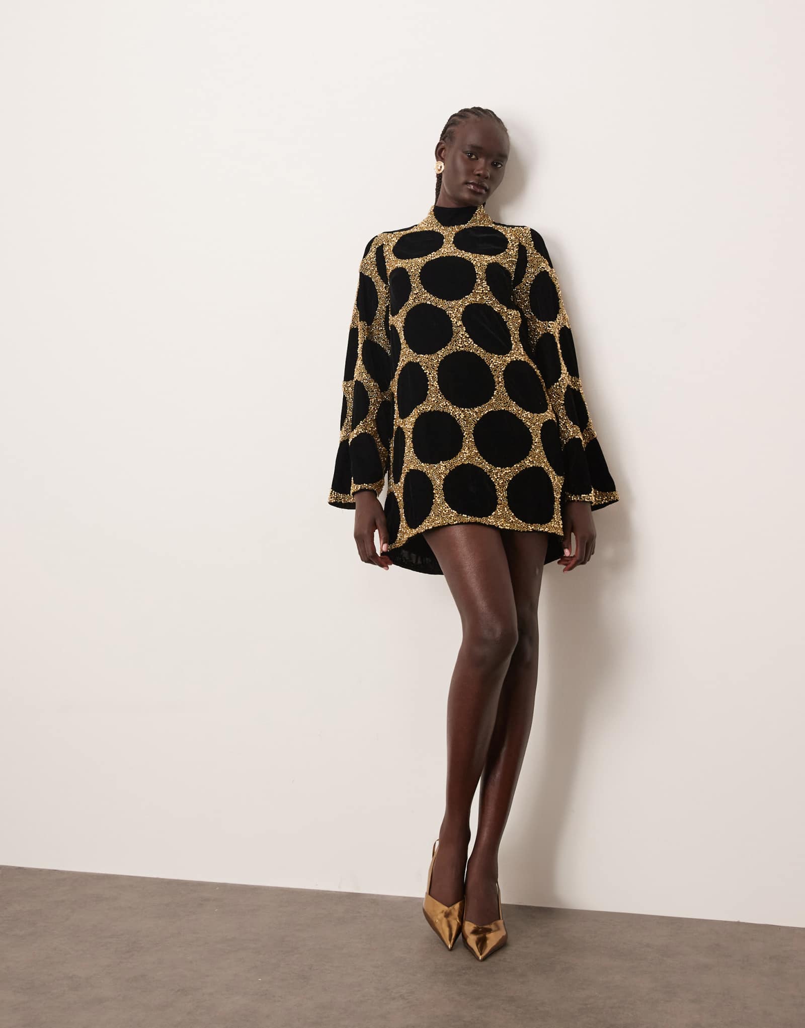 ОФОРМИТЕ украшенное пятно мини-платья с высоким вырезом и длинными рукавами золотистого цвета