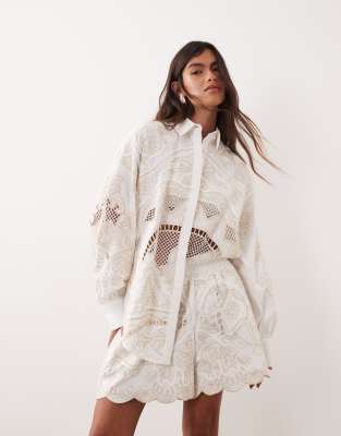 ARRANGE embroidered cutwork shorts in white - part of a set white 21090₽