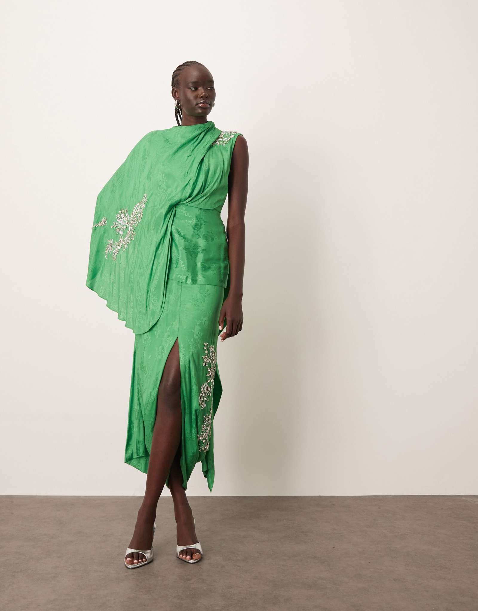 ДЕКОРИРОВАННОЕ инкрустацией платье миди с накидкой на рукавах зеленого цвета