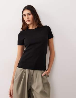 ARRANGE - Figurbetontes T-Shirt in Schwarz mit Rundhalsausschnitt