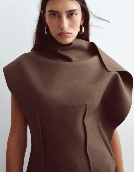 ARRANGE figursydd asymmetrisk topp med insnitt i brun, 3 av 4