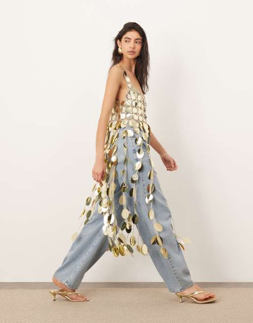 ARRANGE - Futuristische crop top met lovertjes en lange 3D-zoom met franjes in goud
